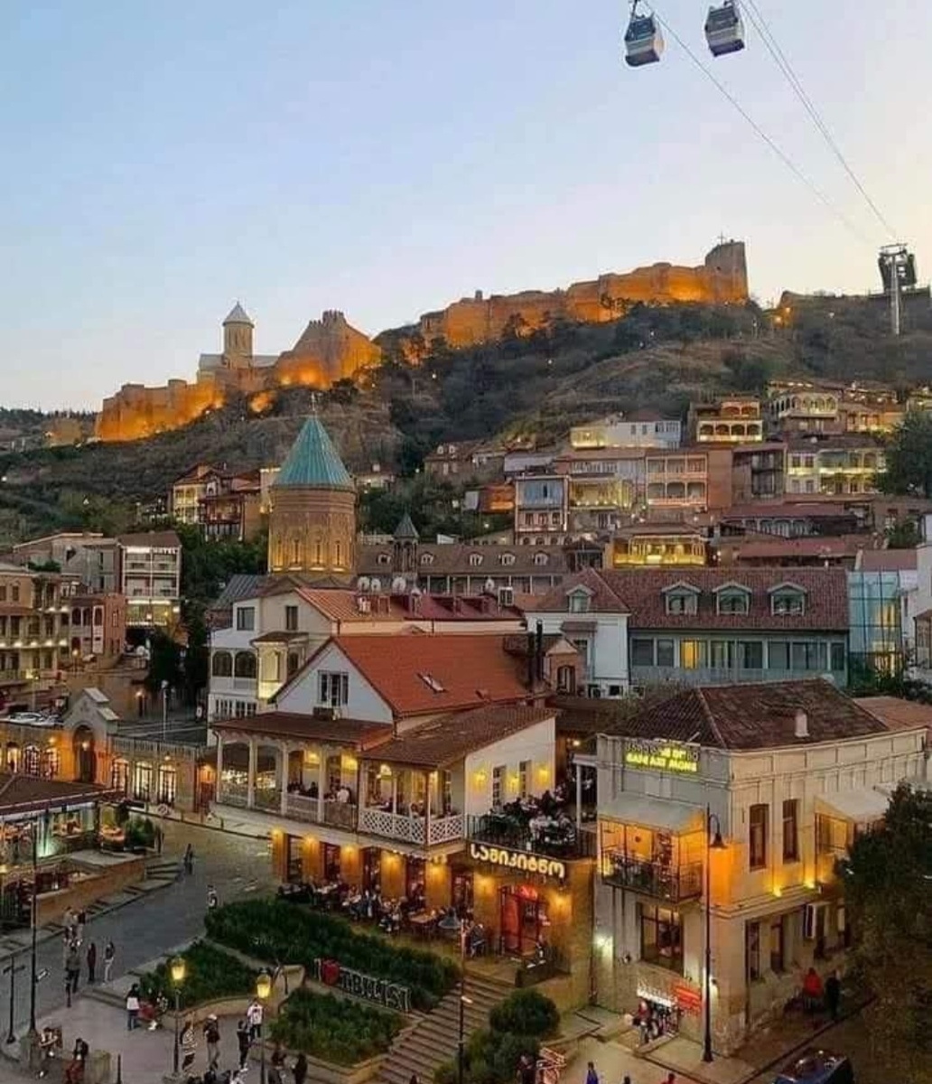 Старый Тбилиси и крепость Нарикала — древняя цитадель на горе и исторический центр грузинской столицы