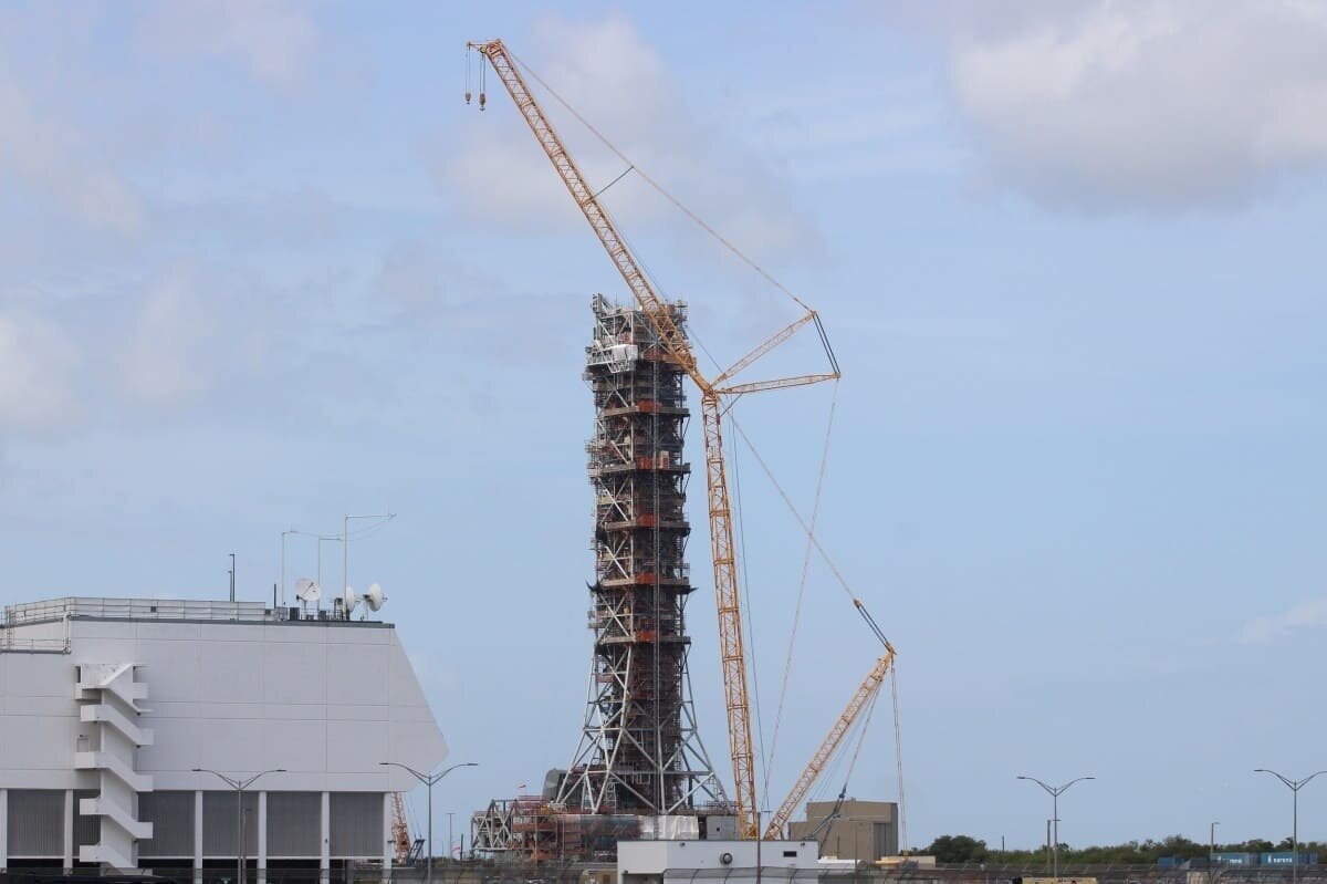    Мобильная пусковая установка Mobile Launcher-2 (ML-2) в Космическом центре Кеннеди / © SpaceNews / Jeff Foust