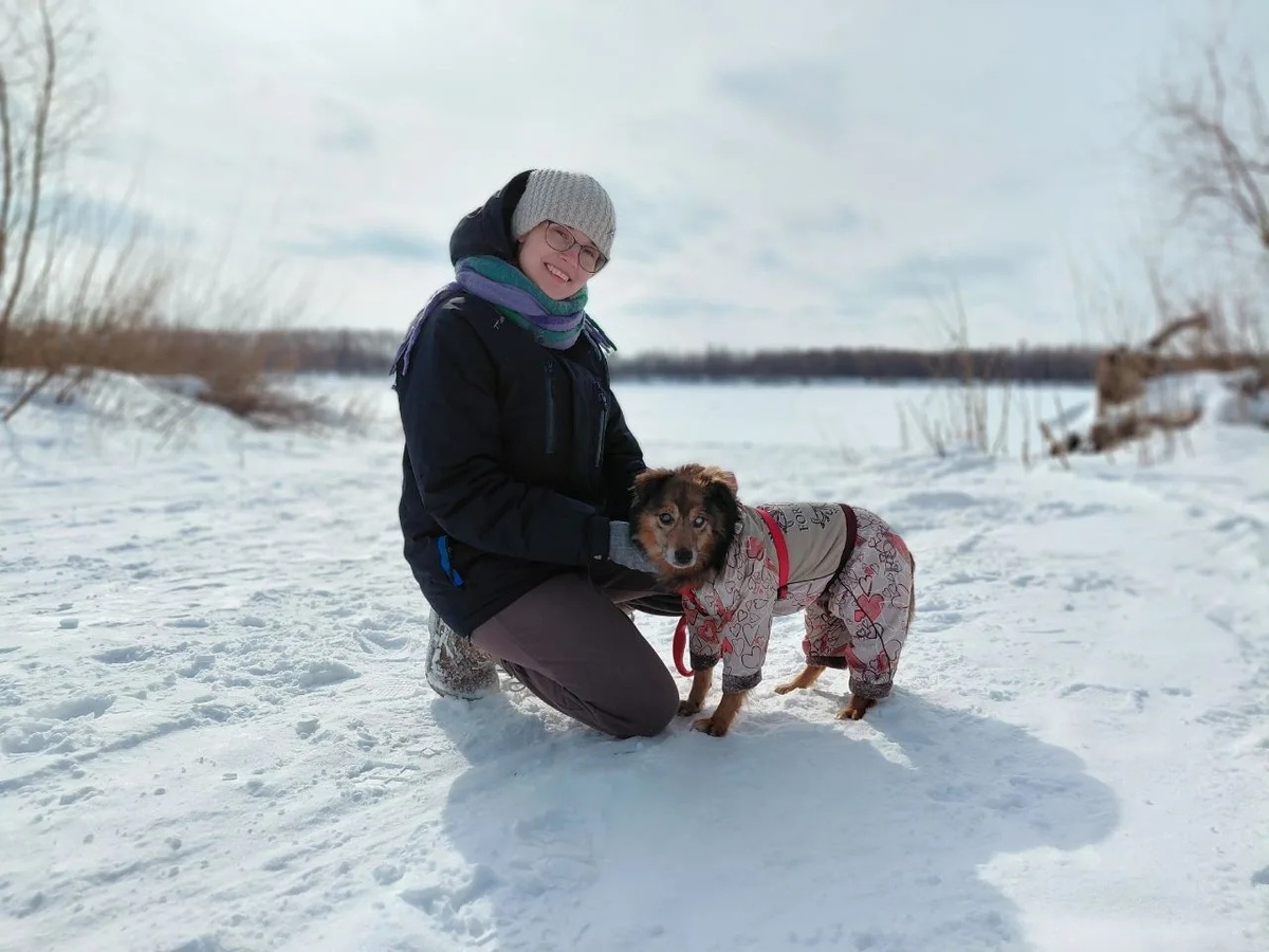 На прогулках Морвен — настоящий король, который предпочитает, чтобы всё внимание его мамы доставалось только ему.
