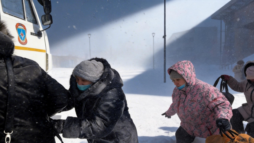    Сотрудники МЧС России помогают жителям Сахалина справиться с последствиями циклона | © Фото : МЧС Сахалинской области/Telegram