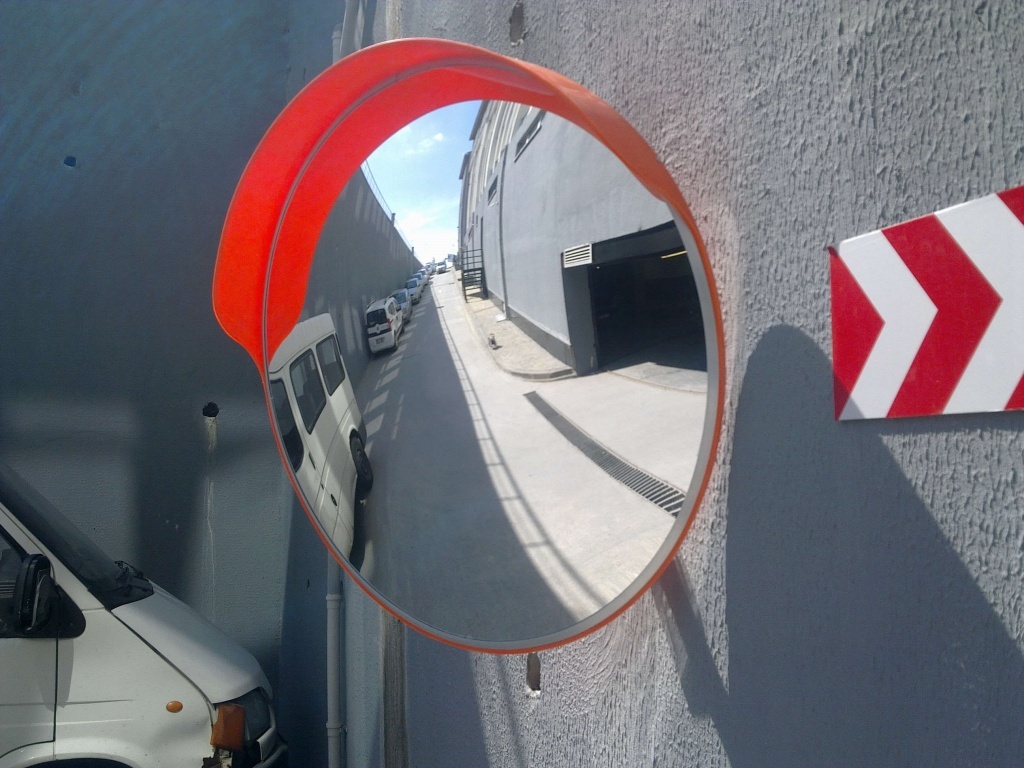 Зеркало дорожное сферическое с козырьком