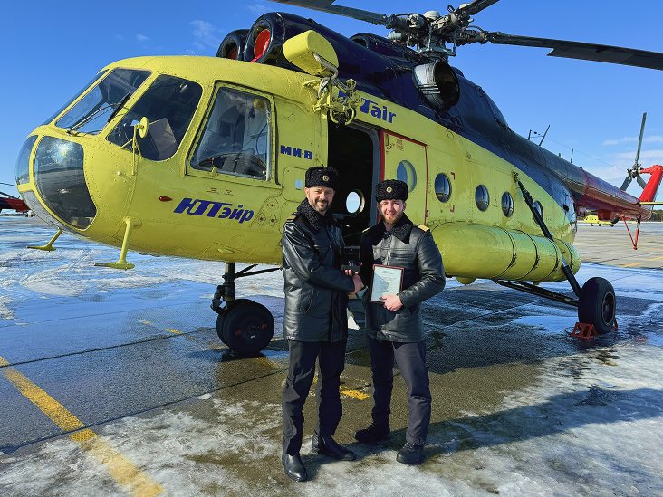 Иван Шпорт, командир летного отряда № 2 и Герман Чибриков, командир Ми-8 авиаэскадрильи № 2 летного отряда № 2