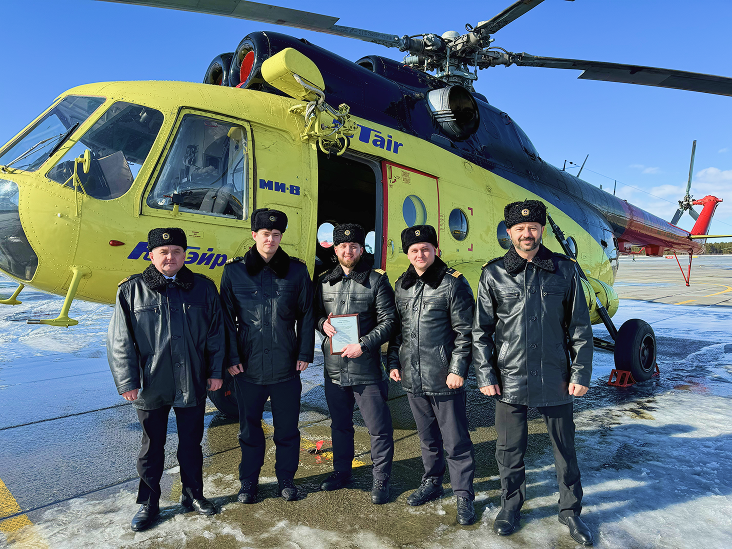 На фото слева направо: Сергей Чернышев, заместитель командира авиационной эскадрильи № 2 
Марк Мисик, второй пилот авиаэскадрильи № 2 летного отряда № 2
Герман Чибриков, командир Ми-8 авиаэскадрильи № 2 летного отряда № 2
Дмитрий Кабаков, бортмеханик авиаэскадрильи № 2 летного отряда № 2
Иван Шпорт, командир летного отряда № 2
