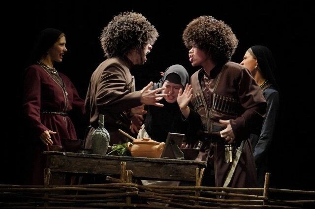    Спектакль «Мачеха Саманишвили» Фото: Фестиваль «Курс на сцену»