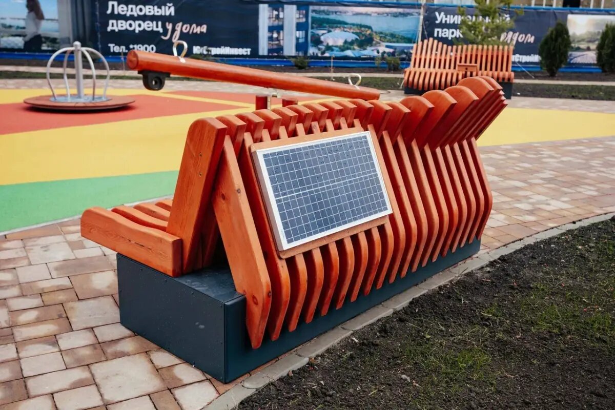   Одна из ключевых особенностей дома — зоны с «умными» лавочками на солнечных батареях //Фото ЮгСтройИнвест