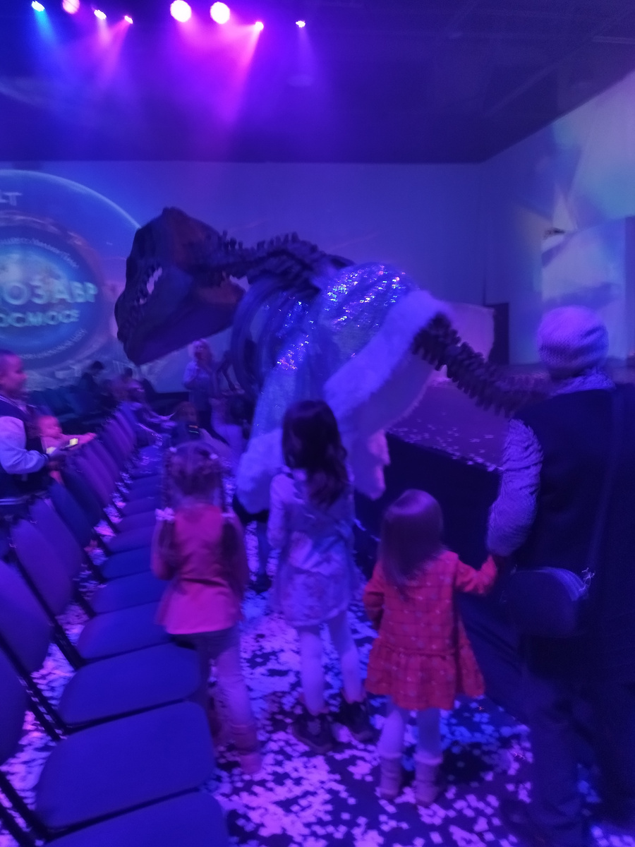 Такого красавца в платье можно даже потрогать