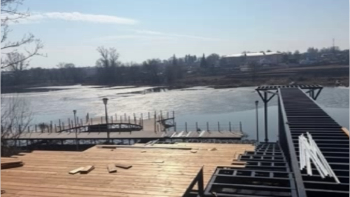    В поселке Медвенка Курской области продолжается благоустройство Советского сада