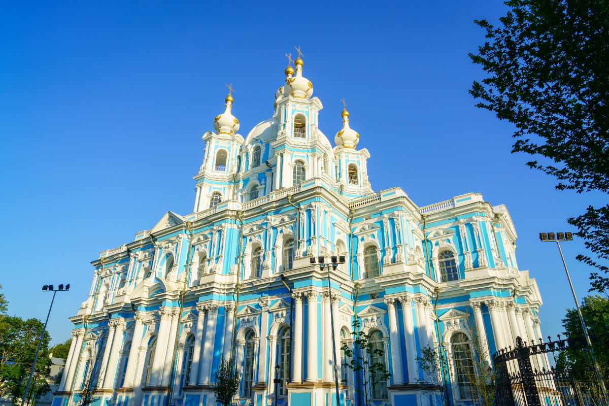 Смольный собор в Санкт-Петербурге на фоне голубого неба. Источник: Shutterstock