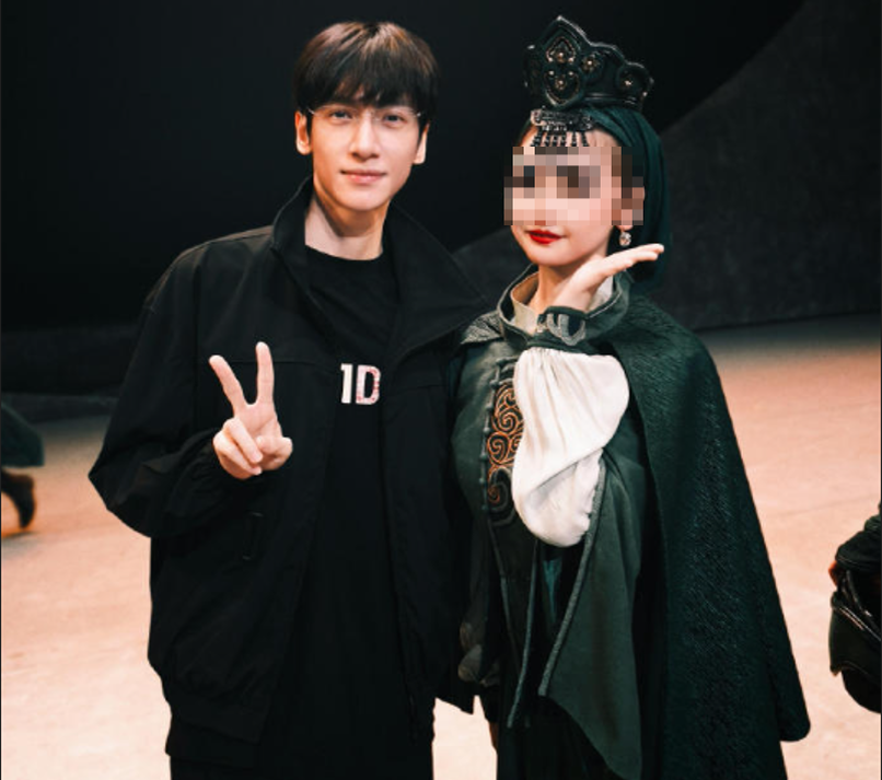 Китайский актер Ло Юньси.