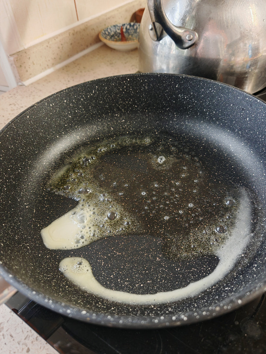 Топим сливочное масло.