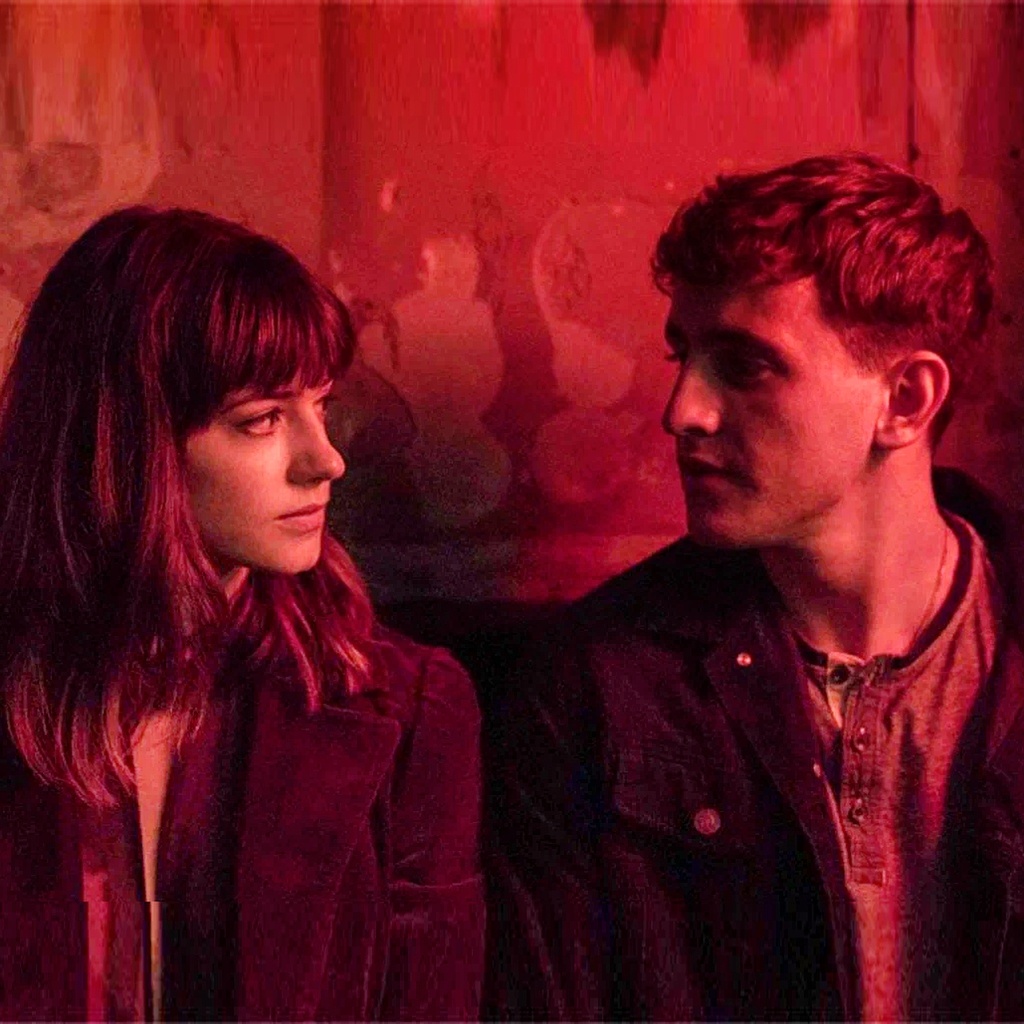 Дейзи Эдгар-Джонс и Пол Мескал в сериале «Нормальные люди». 2020 г
