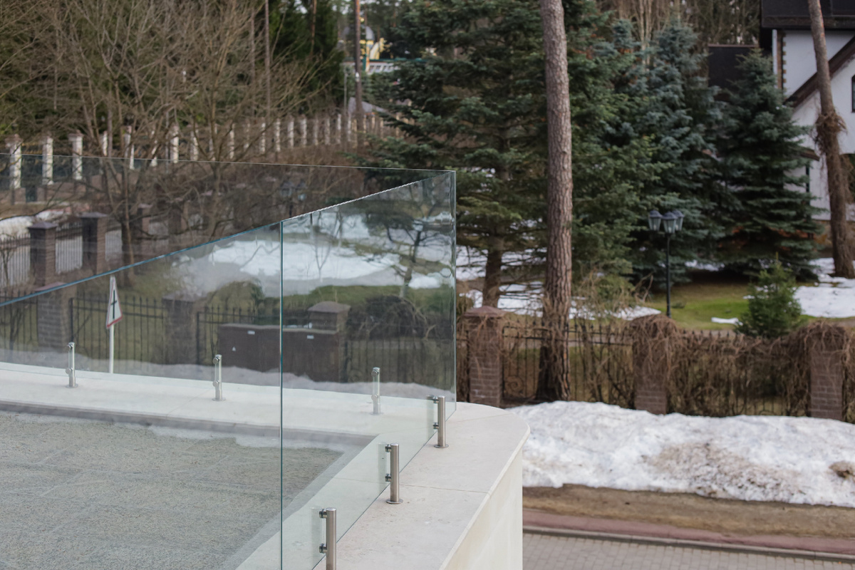 Стеклянное ограждение террасы. Закаленное стекло триплекс 12мм.