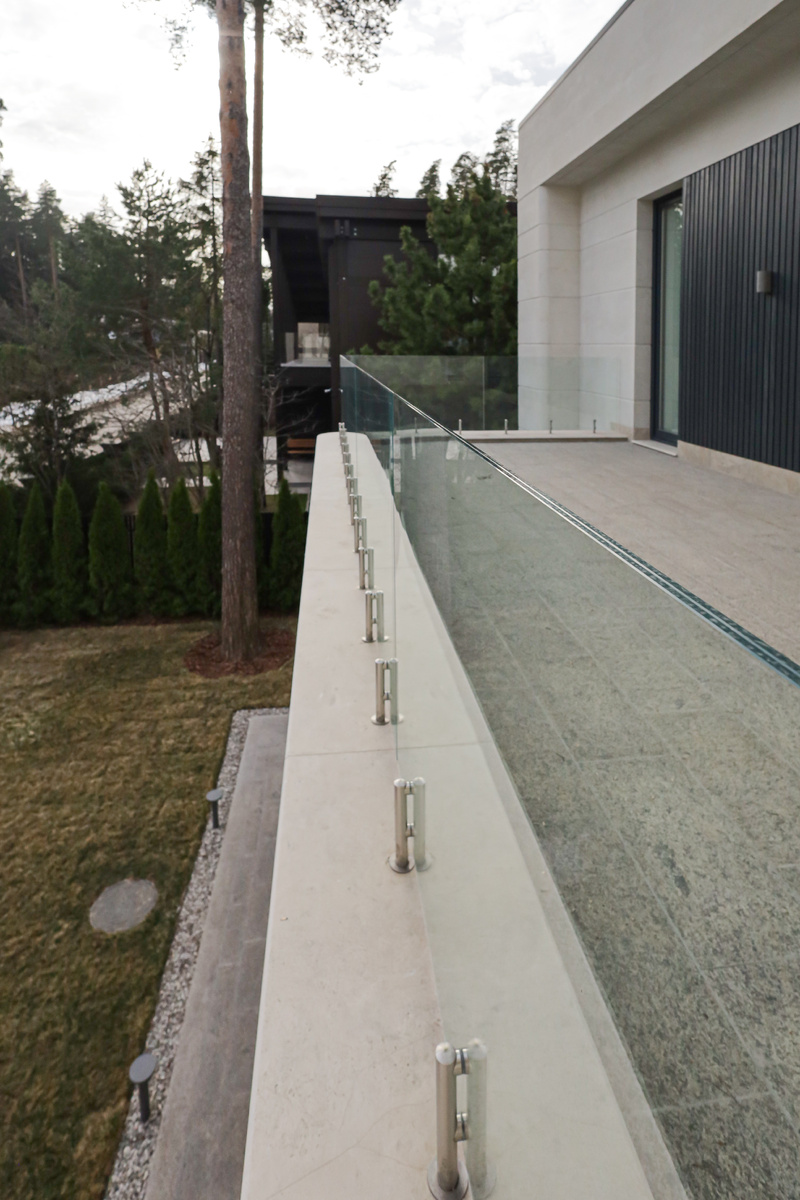 Стеклянное ограждение террасы. Закаленное стекло триплекс 12мм.