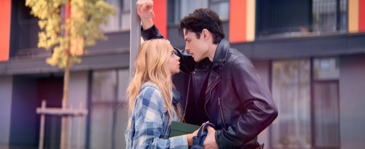 Кадр фильма. Главные герои истории. Полина и Барс.