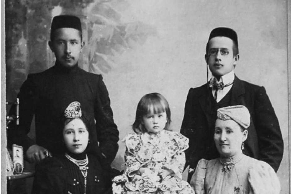 Фатих Амирхан с семьей (мать, старшая сестра и её дочь, младший брат). Отец-мулла, судя по всему, не стал фотографироваться. Может быть, был в не в городе или были сомнения на этот счет