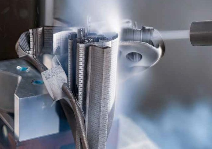 
Рис. 1. Полуавтоматическая система очистки сухим льдом SupportBlaster 320-HA для удаления поддержек (Предоставлено toolcraft)