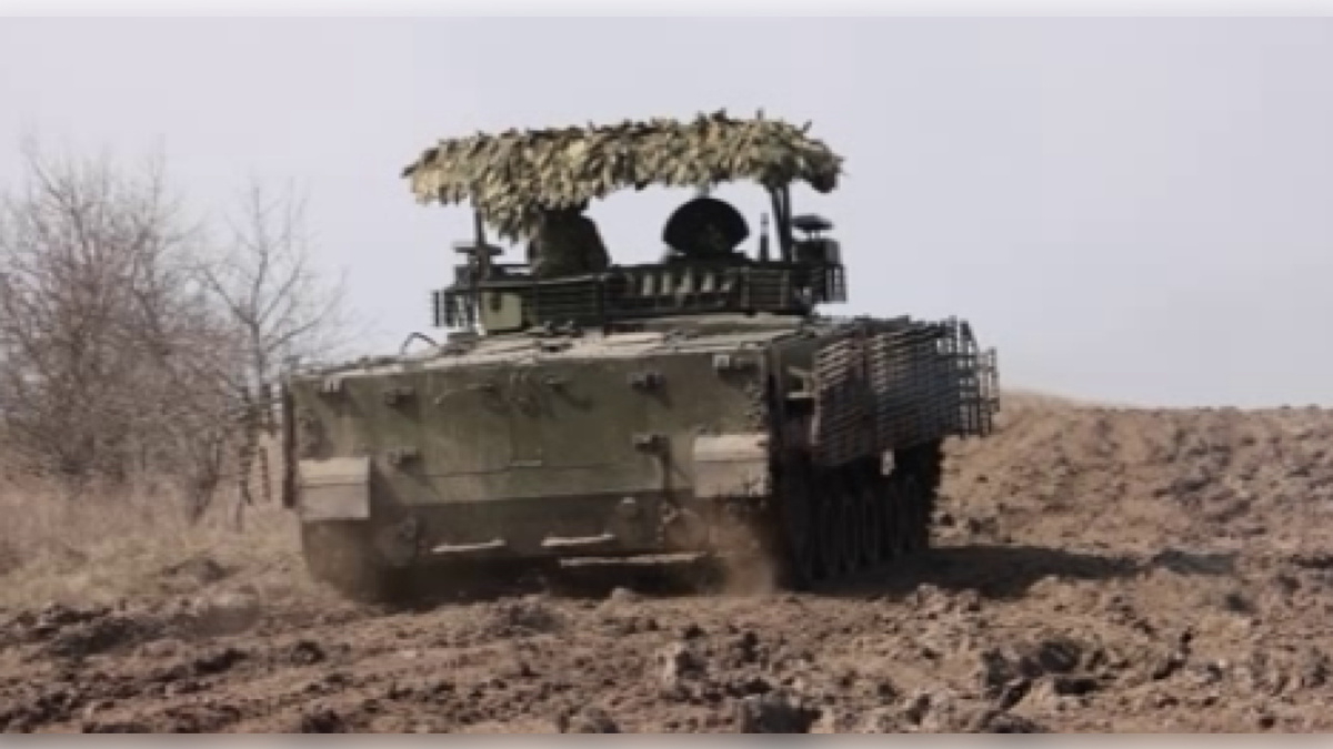    На курский полигон уверенно выходят гусеничные бронемашины 83-ей бригады ВДВ группировки войск «Север»