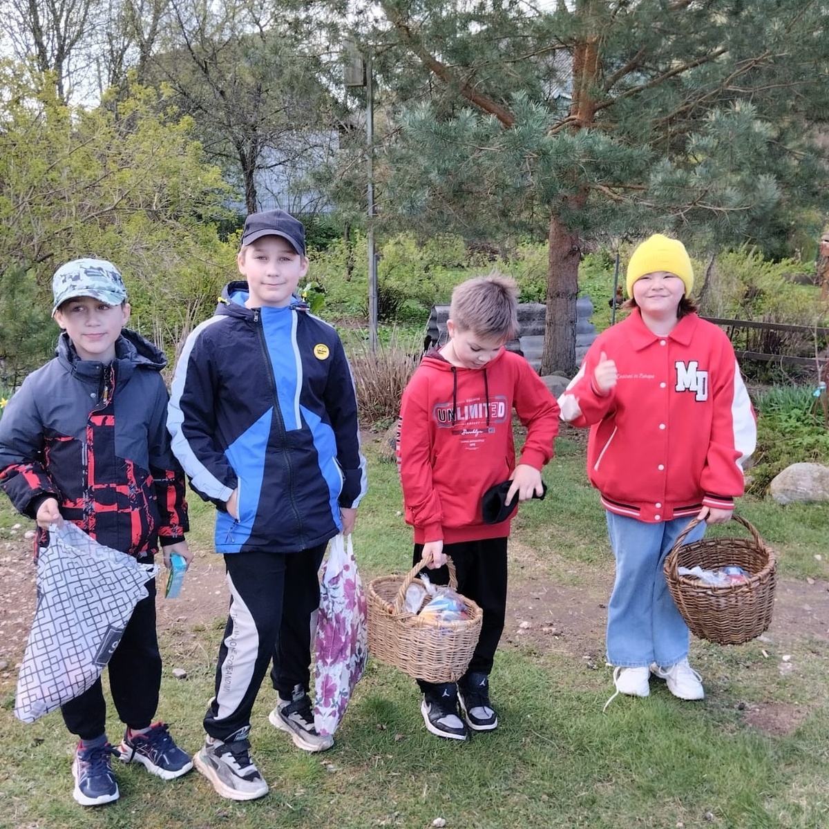 Довольные дети с  хорошей  пасхальной "добычей.