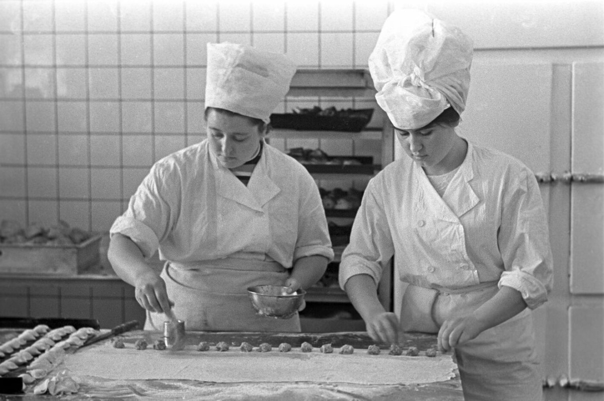 Ручное приготовление пельменей на Останкинском мясоперерабатывающем заводе в Москве, 1972. Автор фото: А. Гершберг. Риа Новости.
