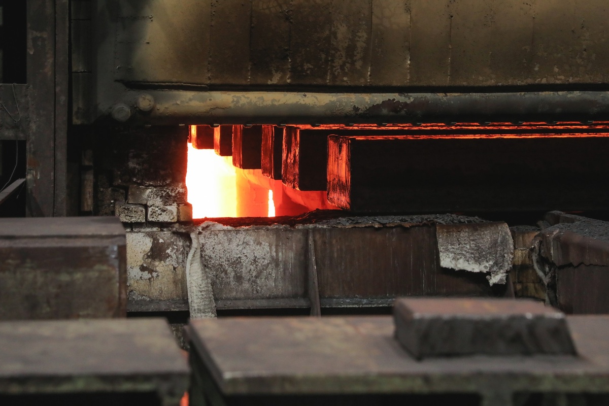 В отремонтированной печи №2 новая бетонная футеровка способствует более качественному прогреву металла. Фото: Валерий Воронов / «Медиацентр»