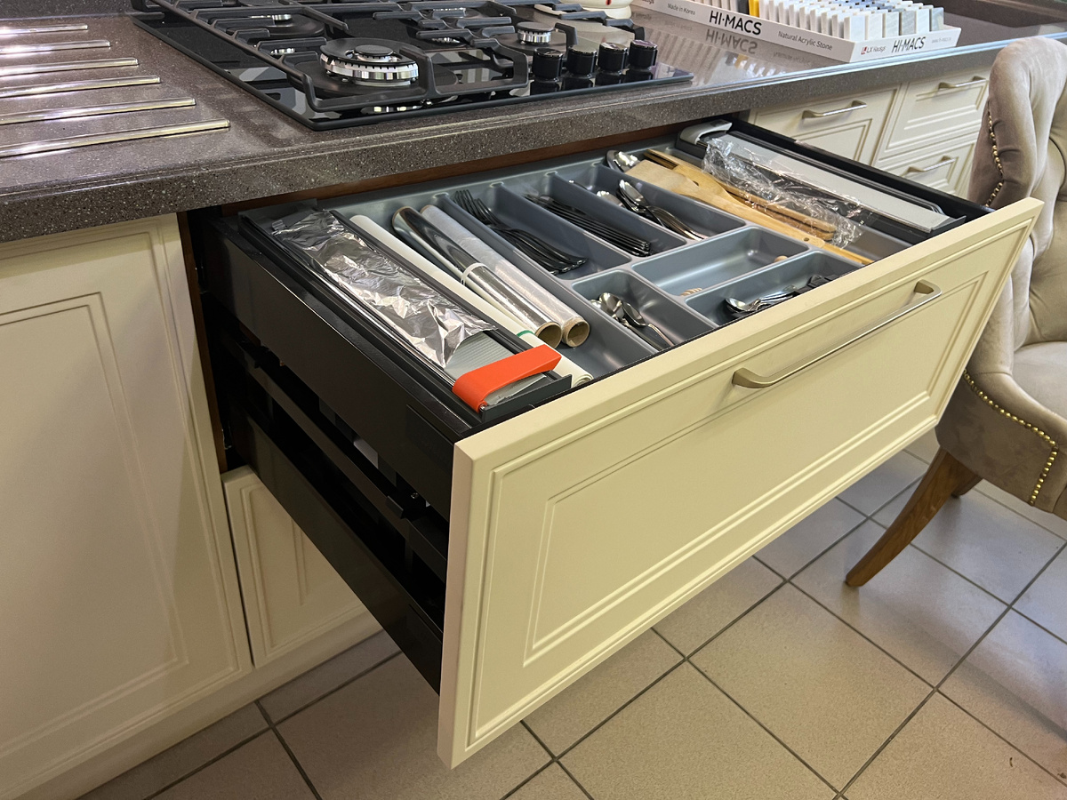 Органайзер австрийской фирмы Blum на нашем выставочном образце