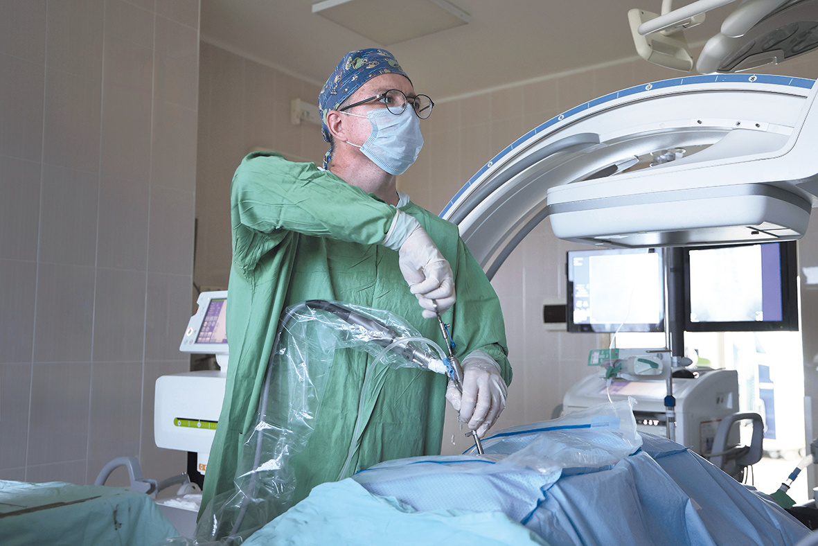 Фото: НИИОЗММ. Во время операции специалисты использовали две малоинвазивные методики