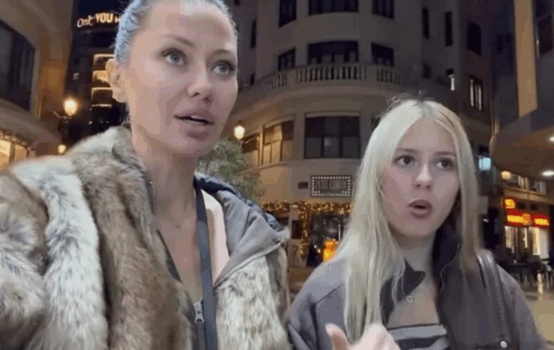    Виктория Боня с дочерью Анджелиной в Гонконге.