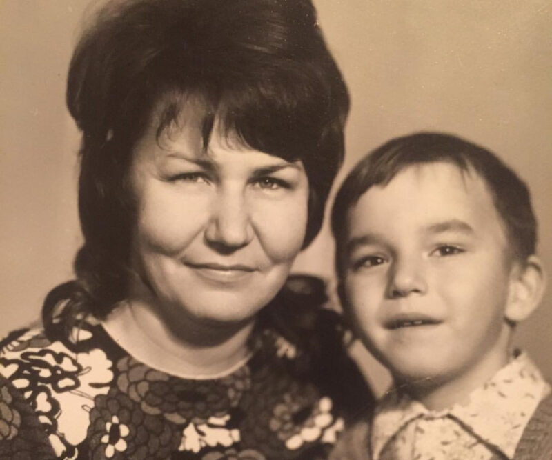    Ранние годы Кирилла Андреева в окружении близких.