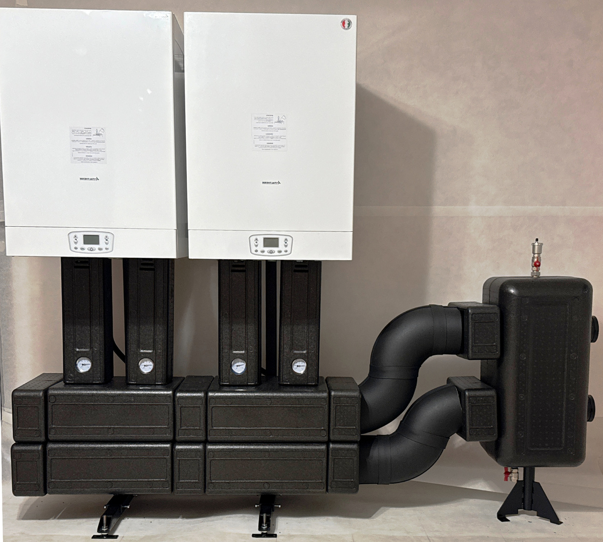 Каскадная система MSYSTEMS на 2 котла с гидравлической стрелкой (МФУ).                  Гидравлическая стрелка в данной системе обеспечивает 3 важных функции:Обеспечение максимального расхода для каждого из котлов (вместе и в отдельности).Отсечение циркуляции работающих котлов от неработающих и от потребителей тепла.Сепарация воздуха и удаление шлама из системы.