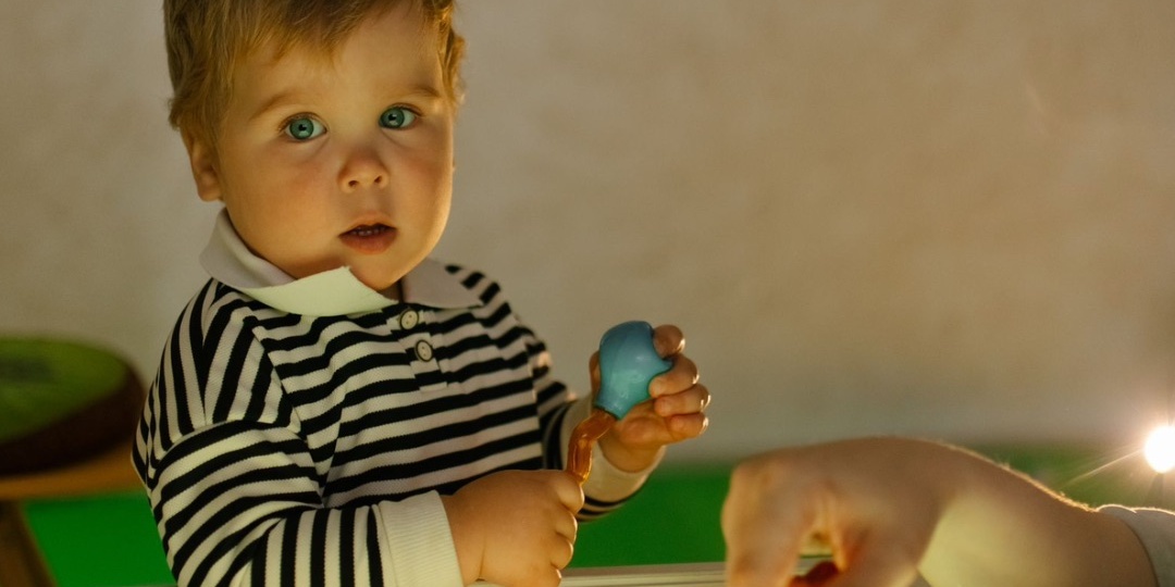 Что делать с эхолалией? Эхолалия это норма или нет?