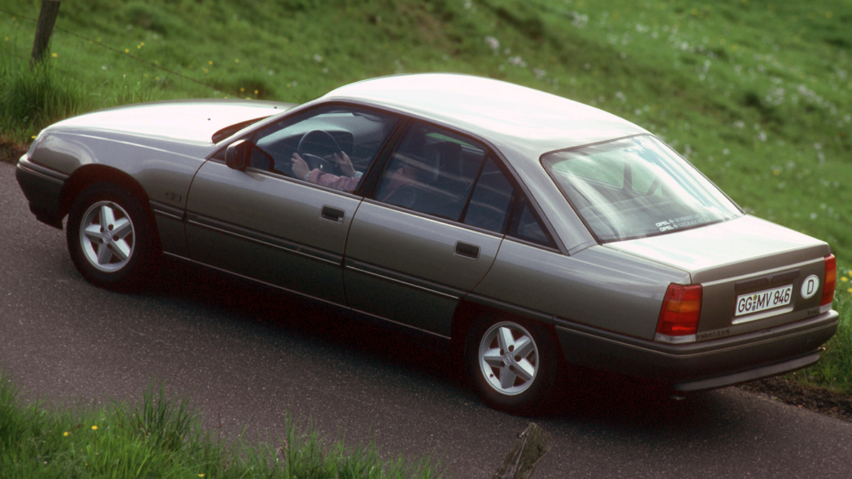 Для Omega A были доступны почти все «премиальные» опции того времени: электропакет, кондиционер, люк, бортовой компьютер с ЖК-дисплеем и т.д.