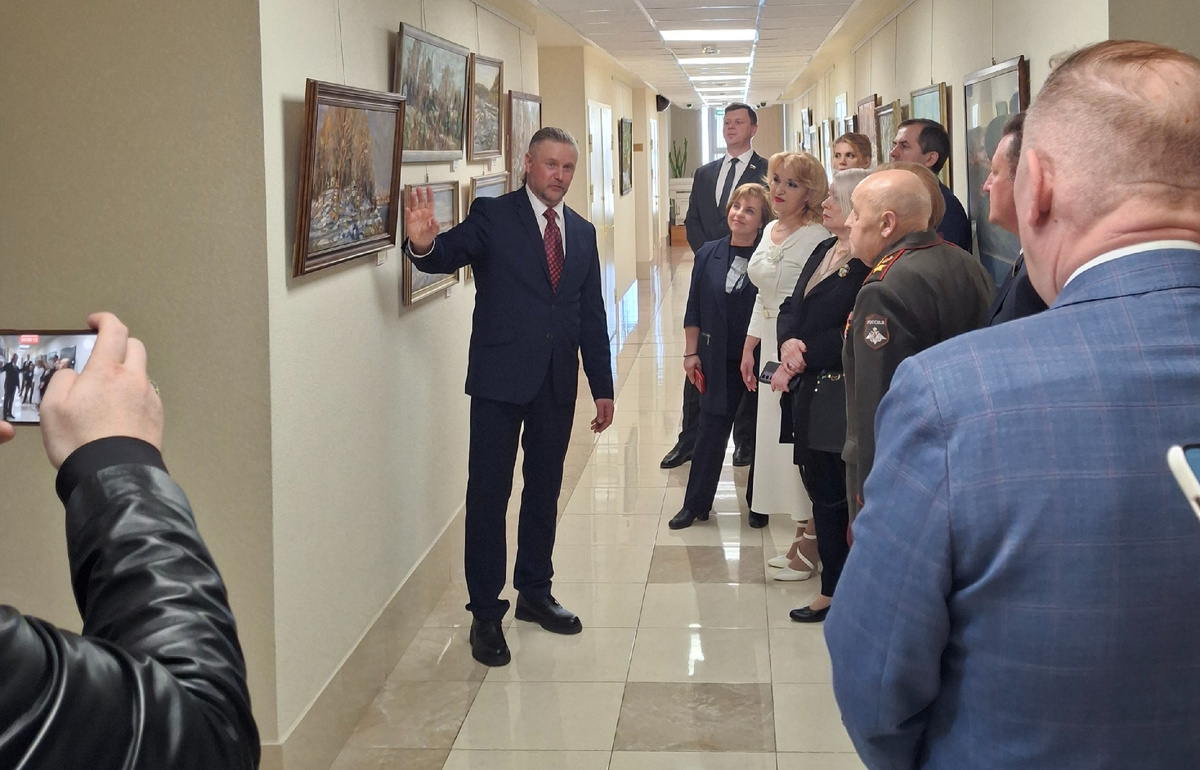 Художник представляет свои работы в Совете Федерации