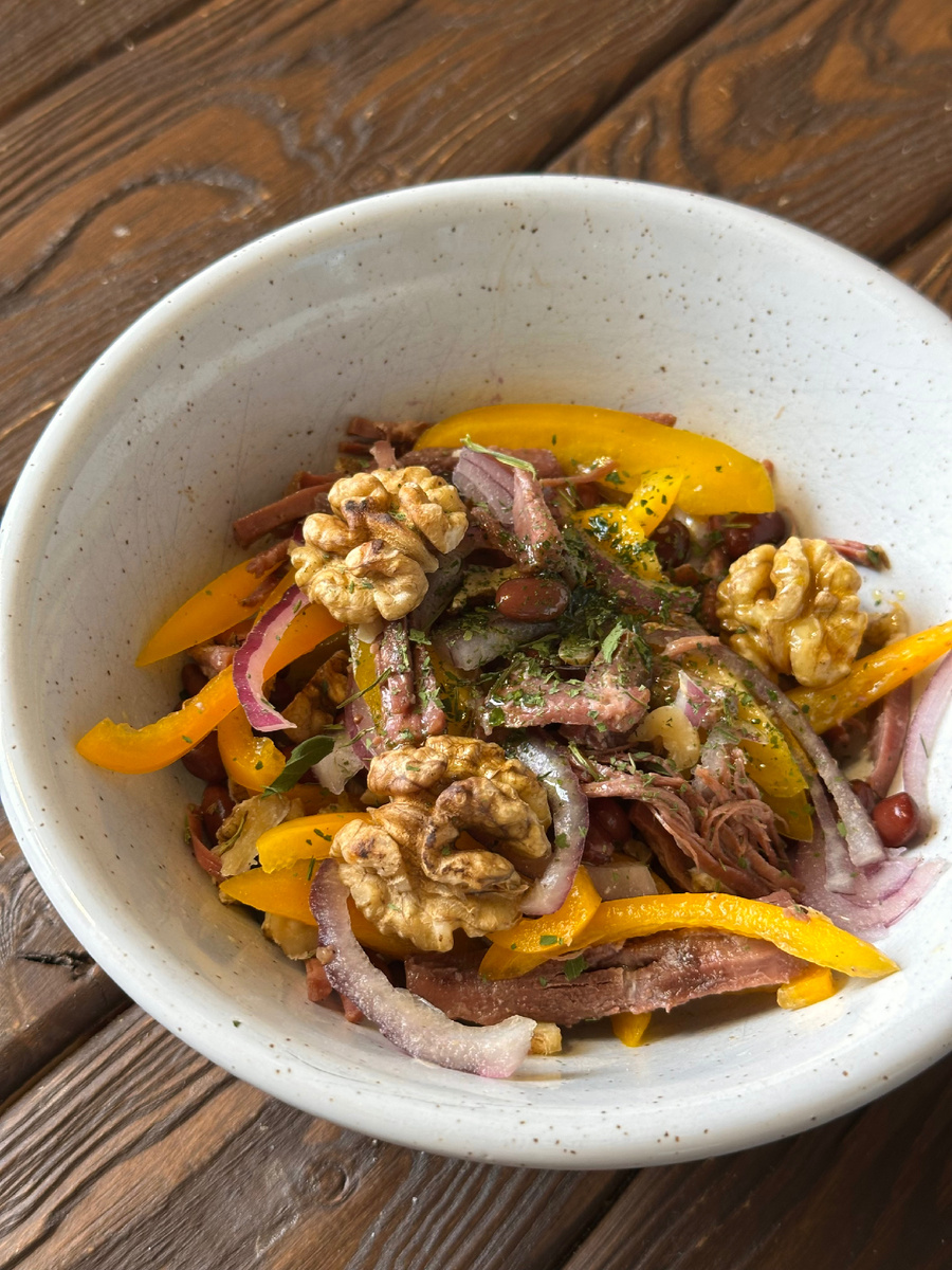 Хорошо еще добавить свежей зелени, у меня дома не было и я посыпала сушеной петрушкой и базиликом