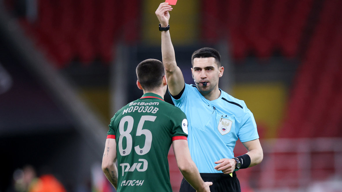 Главный судья Инал Танашев удаляет защитника "Локомотива" Морозова. Фото из интернета.