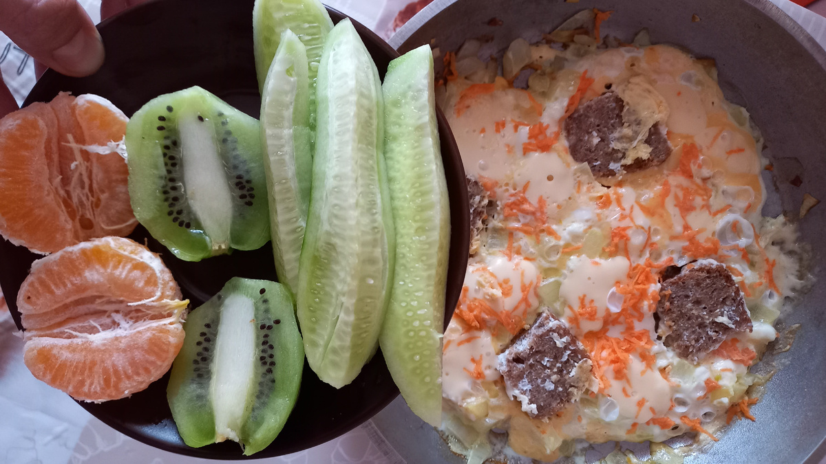 Яичница с ржаным хлебом, сыром, луком. Так же огурцы и фрукты 
