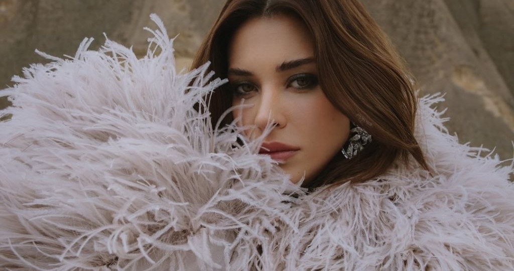 Звезда «Подземелья» на пике весны: Деврим Озкан украсила обложку InStyle 🌸