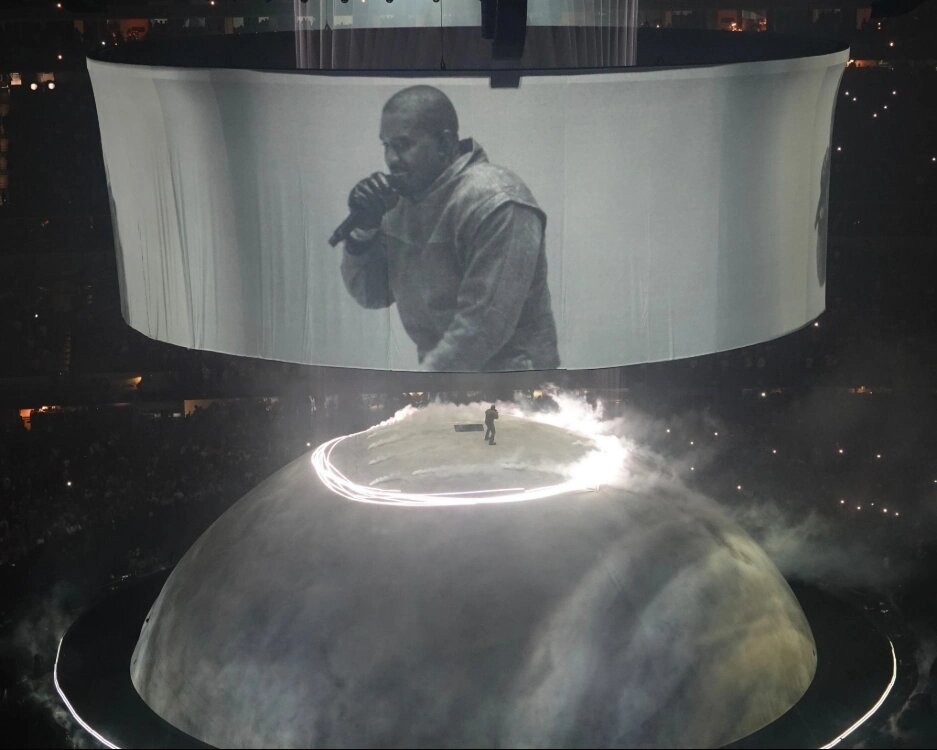 Канье Уэст во время шоу Live in LA на стадионе SoFi в Лос-Анджелесе, 3 апреля 2026 г.📷
