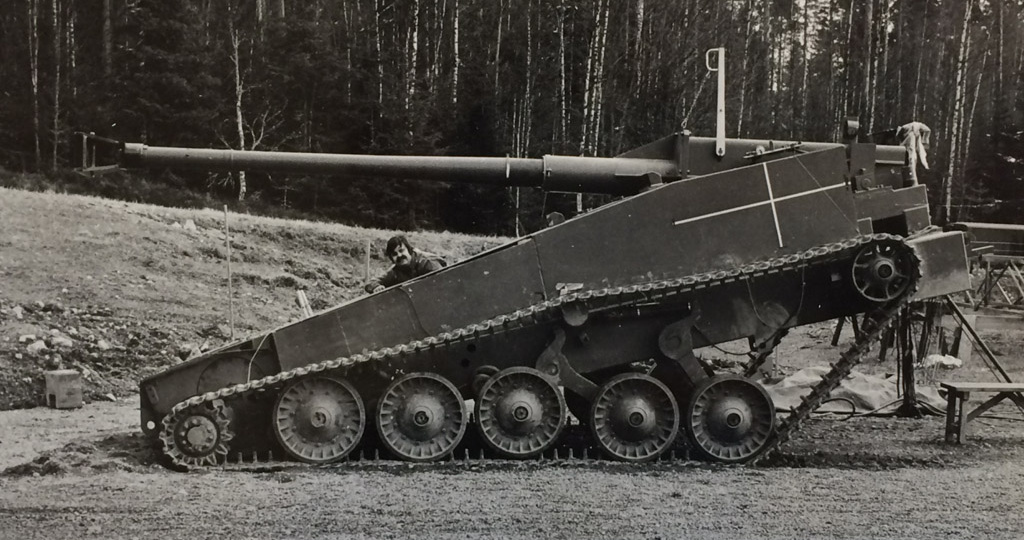 Безбашенный танк от Bofors с наводкой орудия по вертикали