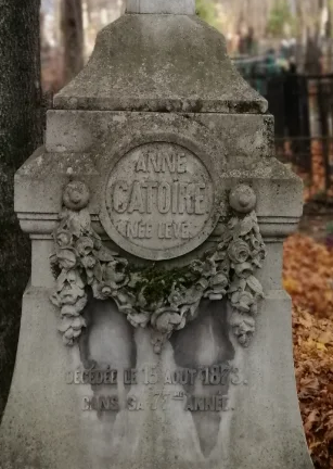 Фрагмент надгробия Анны Ивановны Катуар на Введенском кладбище в Москве