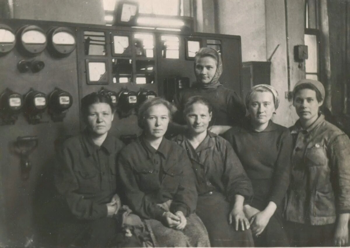 Работницы энергоцеха Красногвардейского кранового завода. Предположительно 1954-55 год.