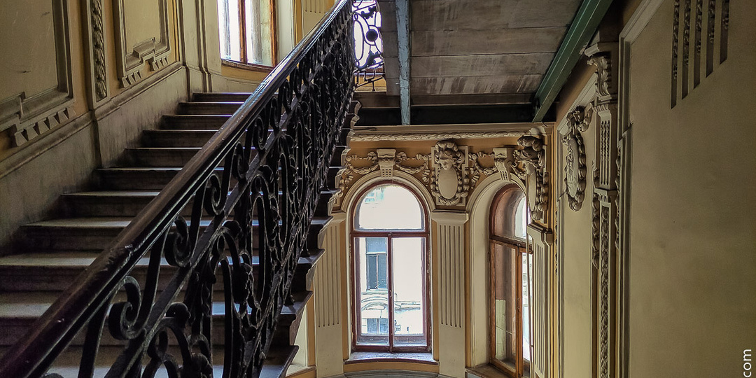 Почему в Москве подъезды, а в Петербурге — парадные?