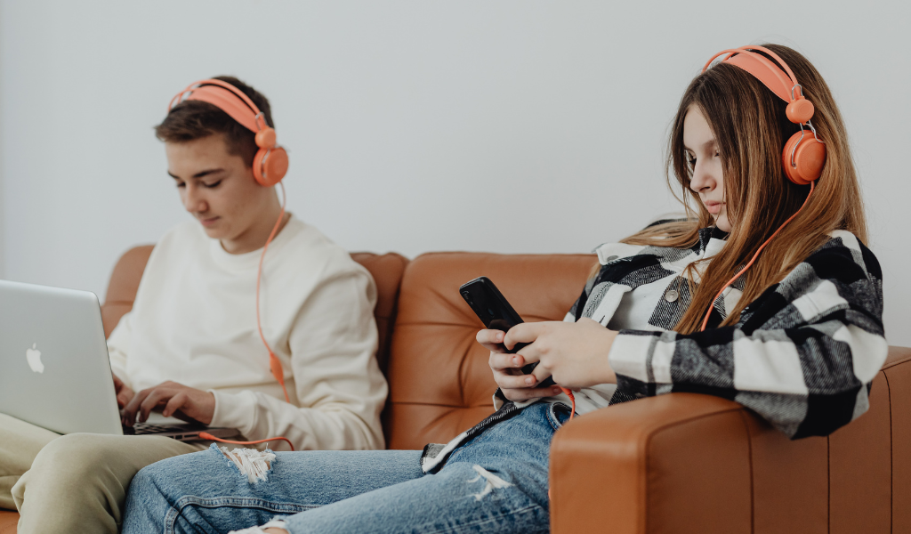 В основе зависимости лежит дофамин - нейромедиатор, отвечающий за предвкушение удовольствия. 