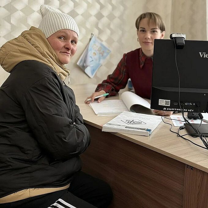 Женщина посетитель и Лёдова Валентина Николаевна