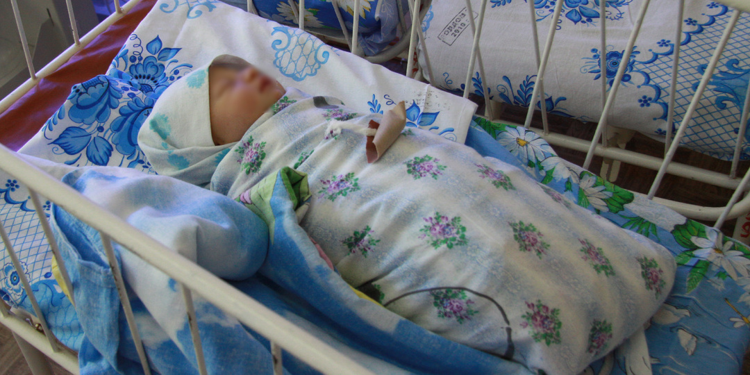 Многодетные родители специально заморили младенца голодом до смерти?