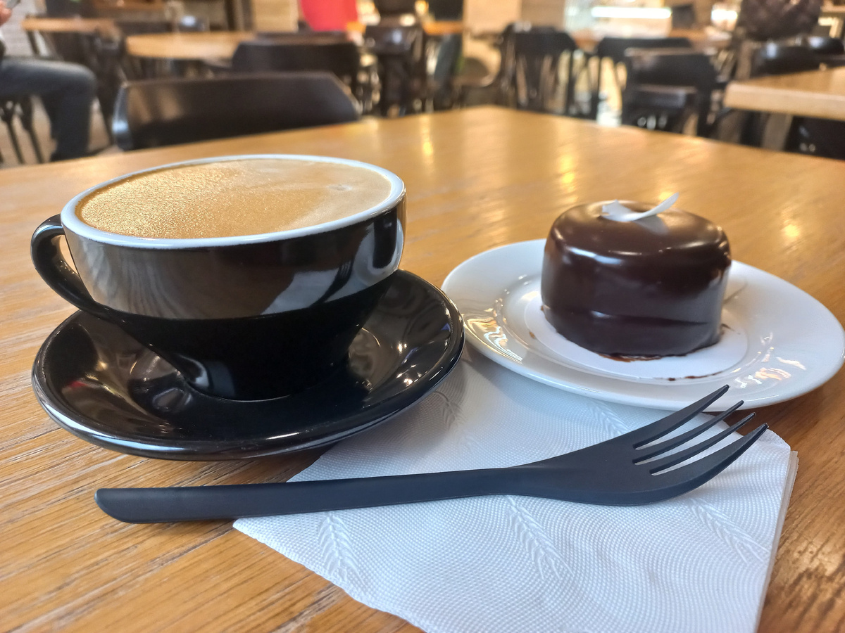 Капучино и пирожное "Птичье молоко" (думаю, что там было грамм 100 суперсладкого удовольствия)) После того, как перестаешь есть конфеты каждый день, вкус десертов становится оооочень приторным.