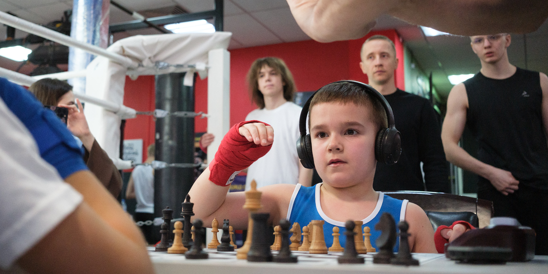 Знакомьтесь: шахбокс — безумная смесь бокса и шахмат. Рассказываем, как петербургские спортсмены совмещают дебюты и нокауты