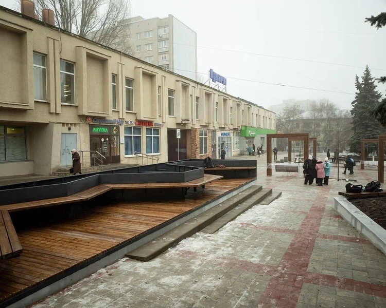     Хинштейн поручил срочно исправить недостатки в сквере у ТЦ «Куряночка»