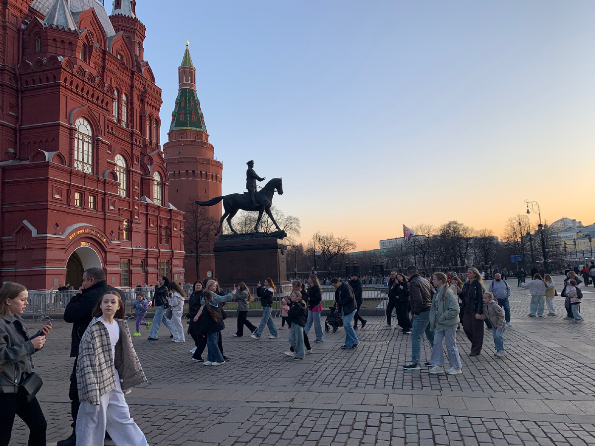 Памятник  Маршалу  Жукову в лучах раннего заката.