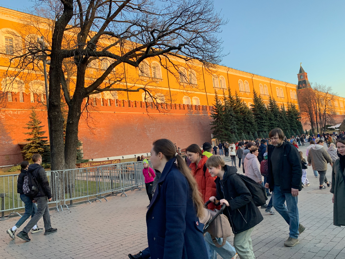 Александровский  Сад.. У МОГИЛЫ   НЕИЗВЕСТНОГО СОЛДАТА,