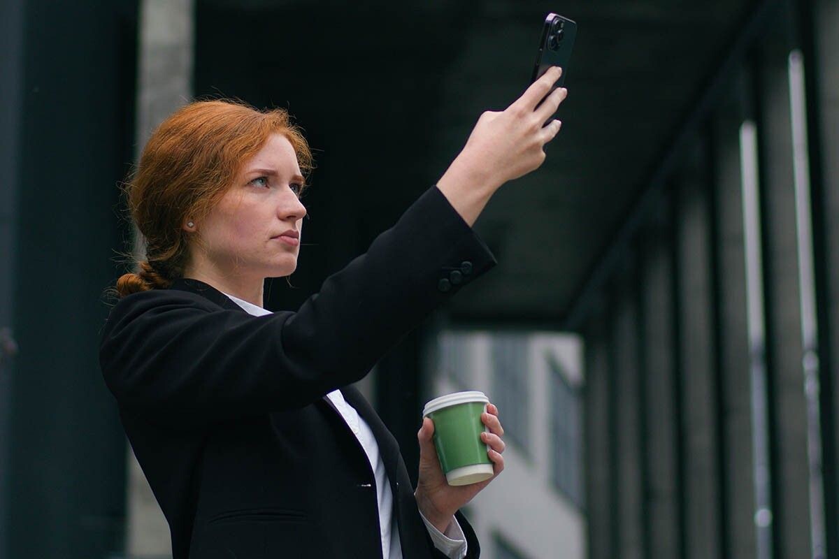 Даже в центре города есть места, где телефон отказывается видеть сеть. Источник: MAYA LAB / Shutterstock / FOTODOM📷
